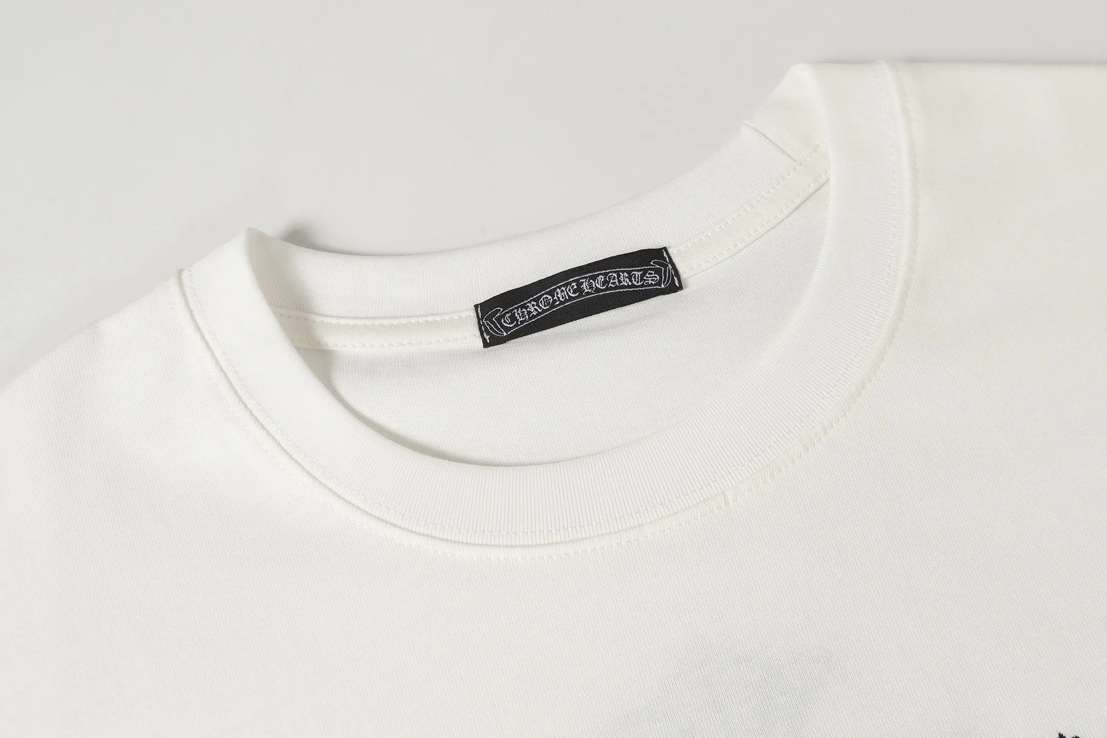 P170 Model 2210 280g heavy double yarn -Chrome Hearts/Chrome Heart Cross✝️Skin embroidered short-sleeved T-shirt -High weight, high density and high quality. The wool is soft, delicate and skin-friendly. It feels soft and silky. It has excellent warmth and skin-friendly properties. -Customized weaving and dyeing, no color difference. No matter the fabric or workmanship details, it beats the ordinary version on the market. -Colour: black white -Size: S M L XL